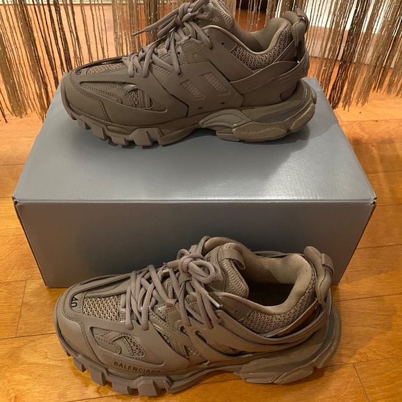 BALENCIAGA WOMEN'S TRACK SNEAKER RECYCLED SOLE IN BEIGE - Picture 2 of 6